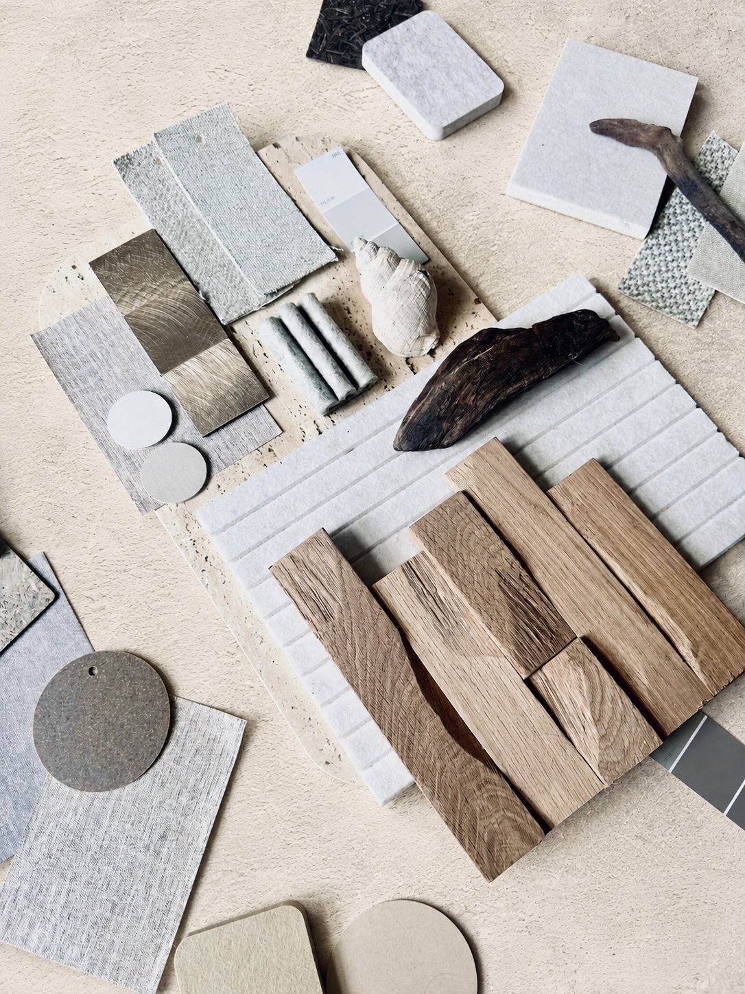 Moodboard met stalen van hout, steen en textiel